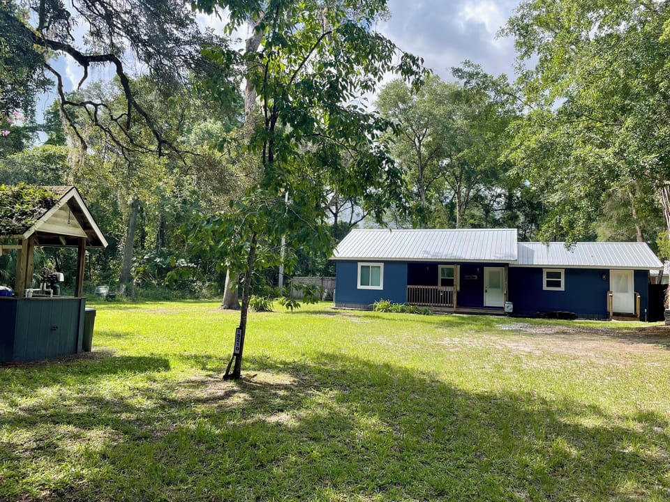Large spacious yard-perfect for parking a boat 