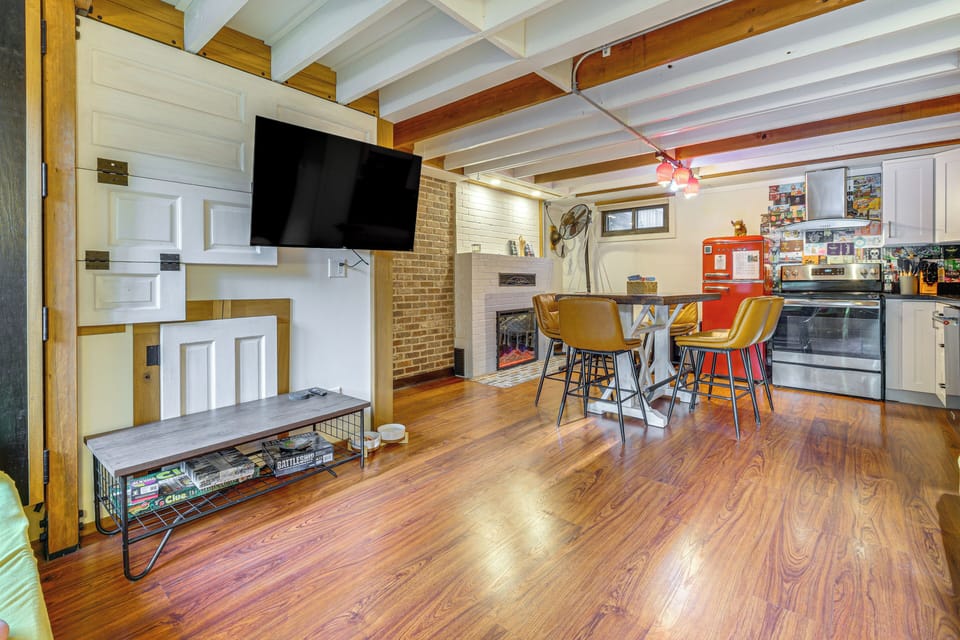 Living Room | Free WiFi | Smart TV | Queen Sleeper Sofa | Twin Sleeper Sofa