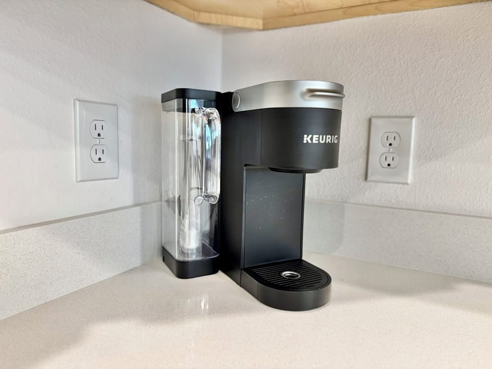 Keurig Coffee Maker - 4 Pods Provided
