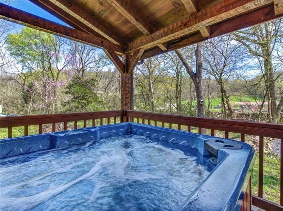 4 person hot tub