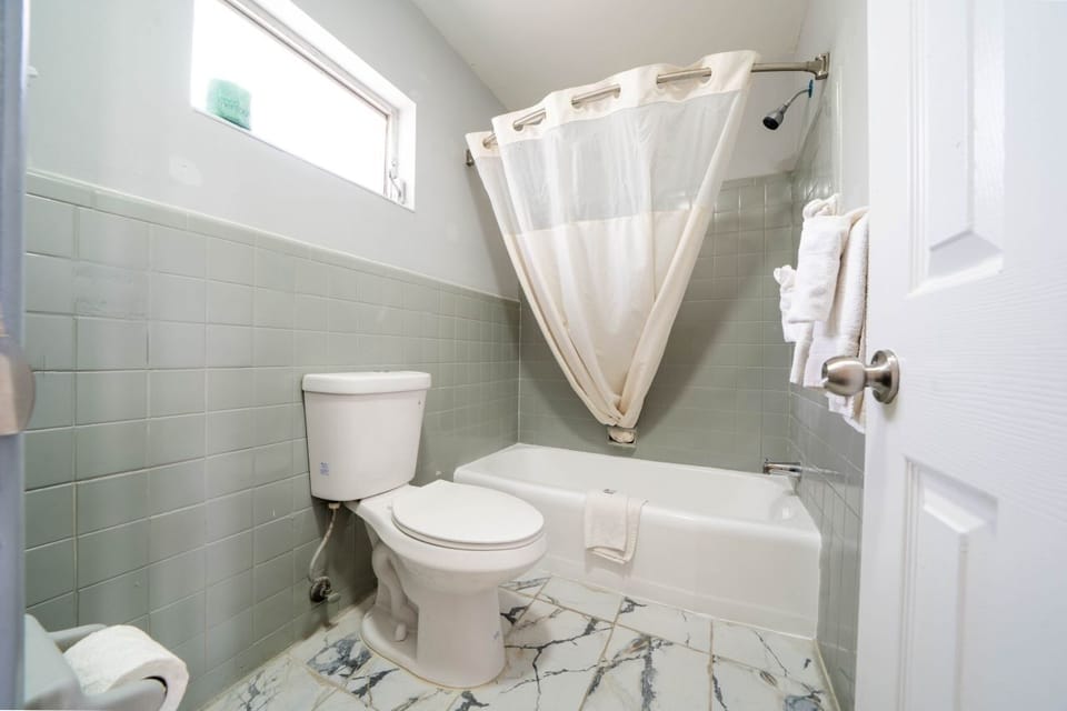 Refresh with an easy tub-shower combo and fluffy towels.