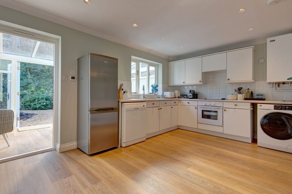Ground floor: Well-equipped kitchen