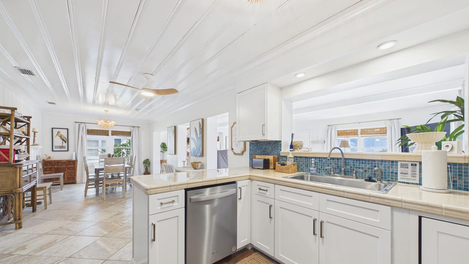 Full kitchen with all the cooking essentials for your culinary needs
