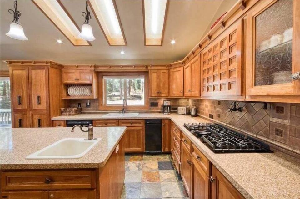 Fully Equipped Kitchen with a Dining Area that seats 6