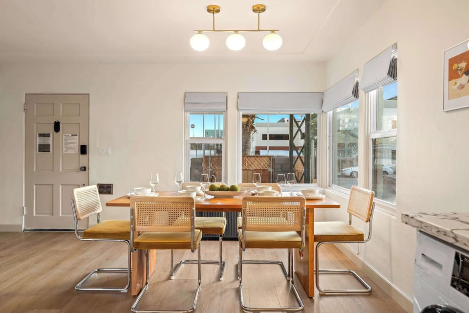 Dining area flowing into kitchen – perfect for hosting