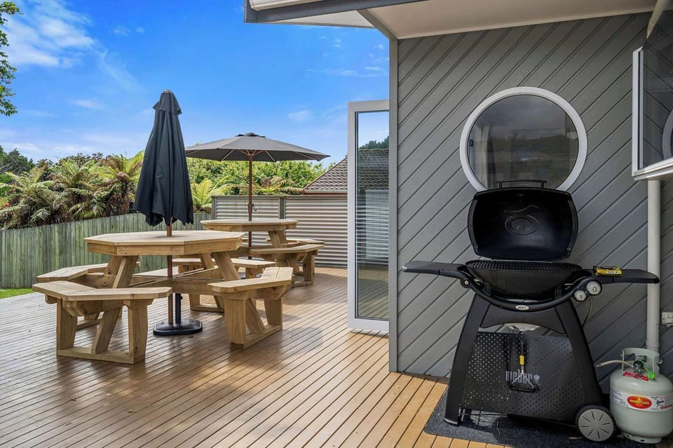 Super Sunny Deck with BBQ, Umbrella and Tables