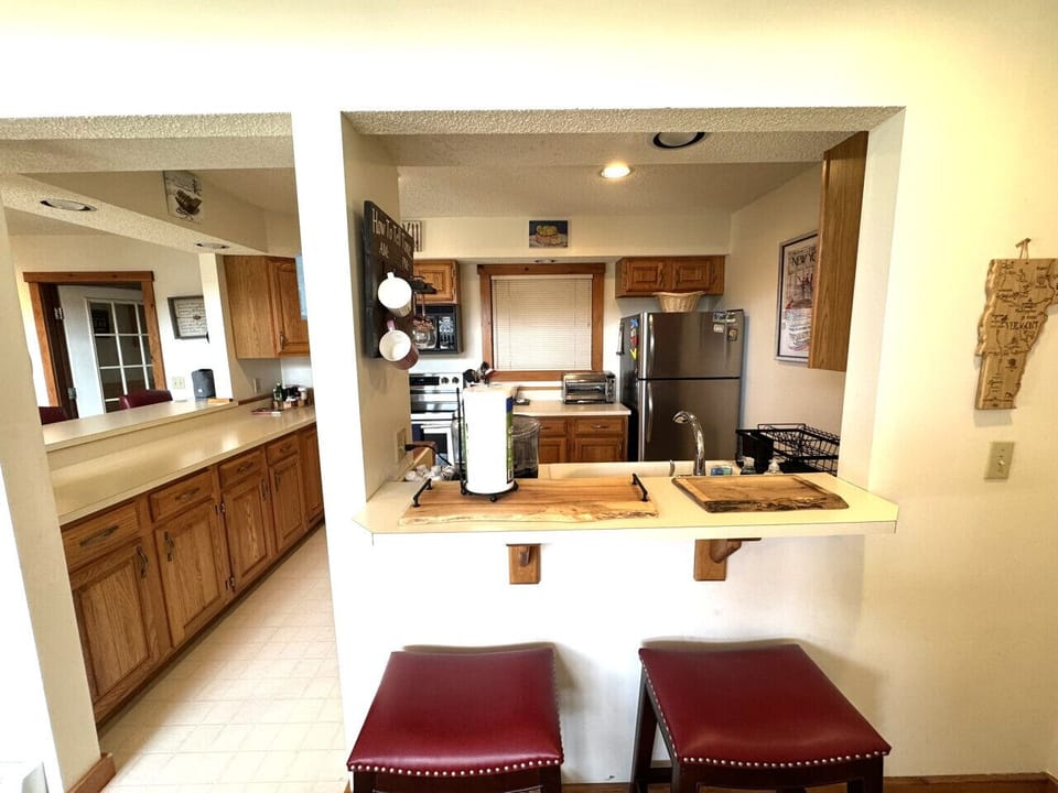 2 kitchen islands with seating for 4