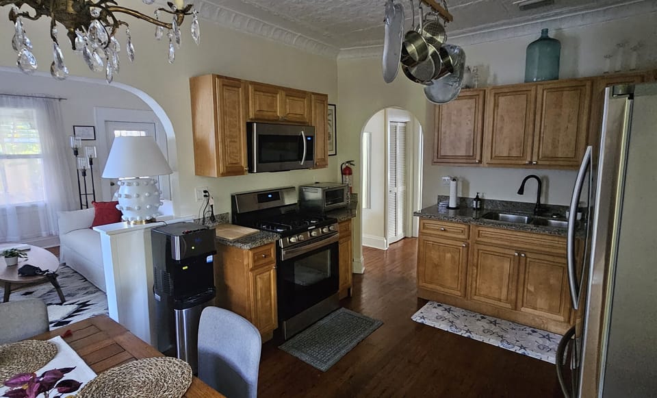 Main house: fully stocked kitchen, gas stove, coffee maker, water cooler