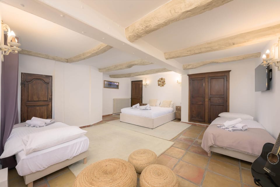 1 x king bed, 2 x single beds