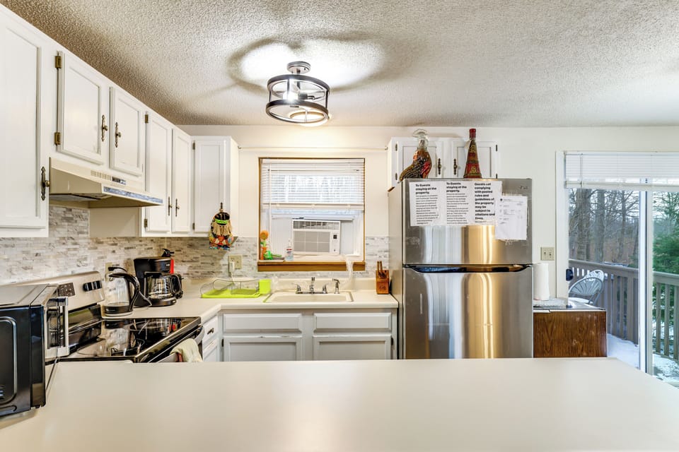 Kitchen | Breakfast Bar | Microwave | 1st Floor