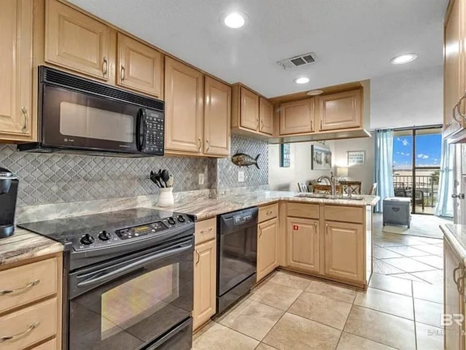 Well-equipped full kitchen.  Toaster, coffee and everything else you may need.