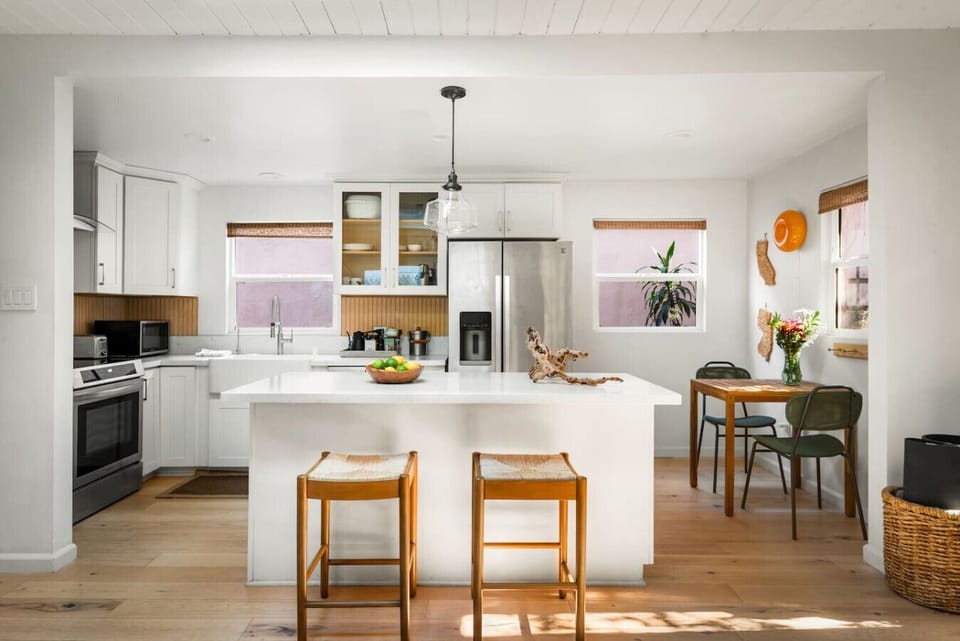 Sunlight, clean lines, and plenty of space—cooking here feels easy and enjoyable.