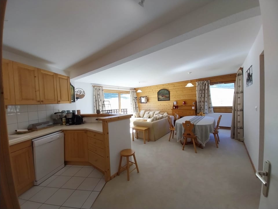 Lounge / dining / kitchen
