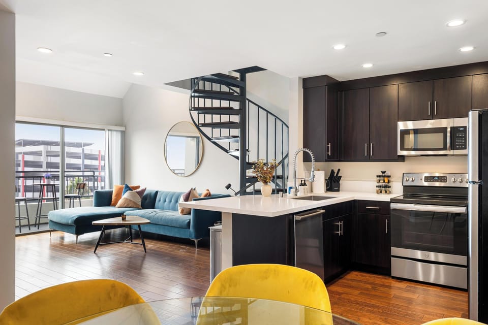 Modern art and vibrant accents designed for your relaxing Santa Monica stay.