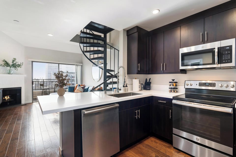 Chef-ready gas range lets you cook meals like a true Santa Monica local.