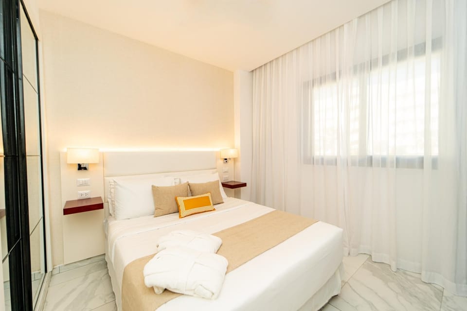 Aqua Golden Wave! Poolfront Corner 2BR @ Cana Rock (2694)