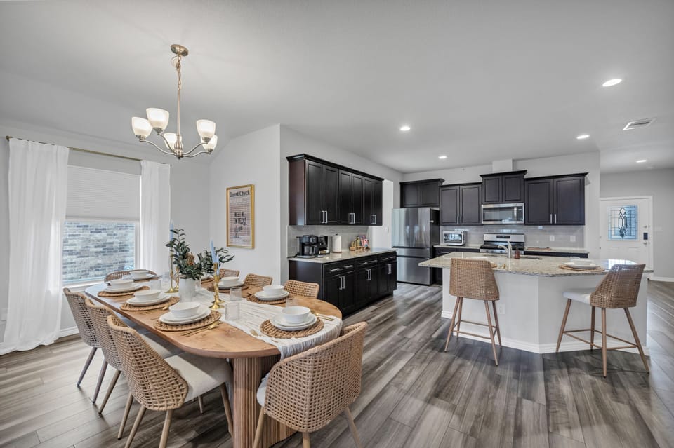 Bright and inviting dining room designed for family meals and group gatherings in this modern Corpus Christi home.