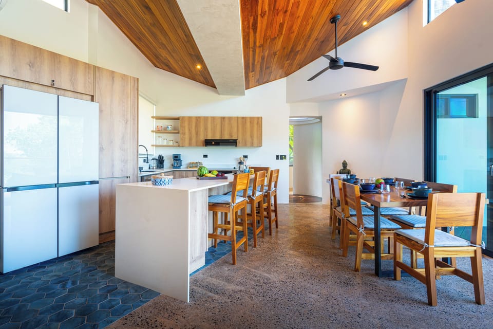 Living room, full kitchen, dining area with ocean and rainforest view terrace!