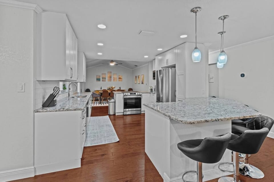 Big Kitchen with bar seating 