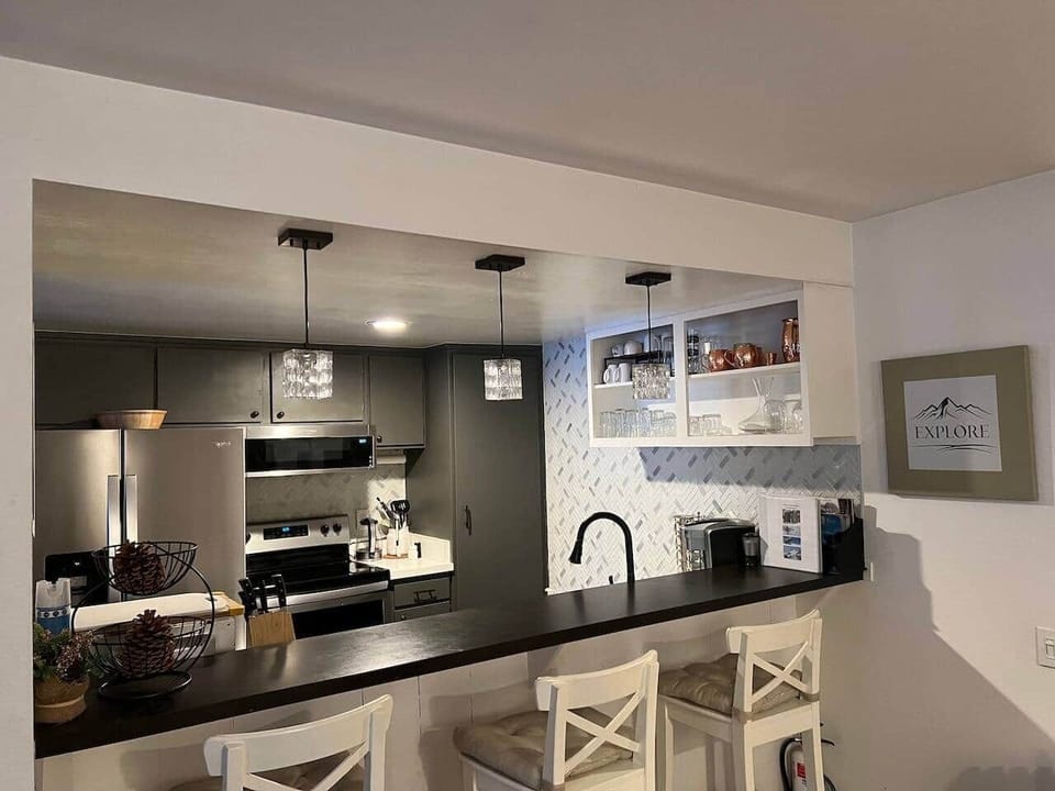 Kitchen Fully equipped with K-cup, microwave, toaster and essentials.