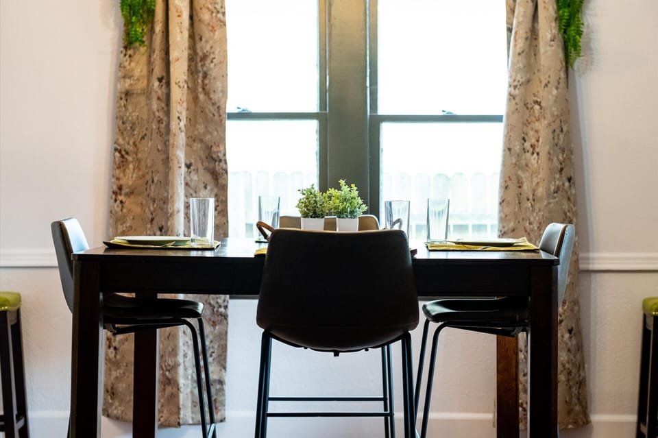 Dine in, seats 8