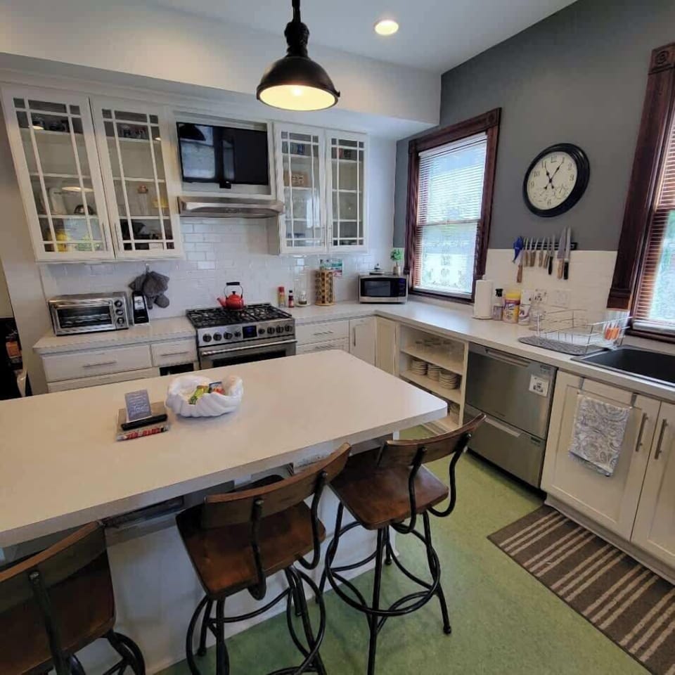 Well-appointed kitchen (with snacks provided!) should serve even the most experienced of cooks.