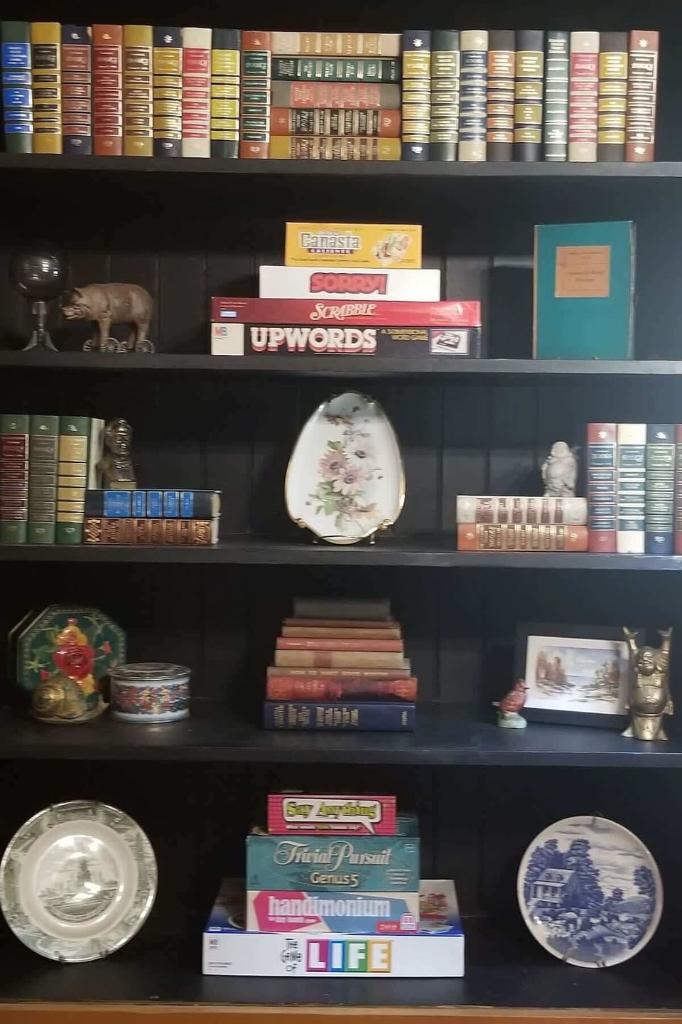 Games and books in the living room. 