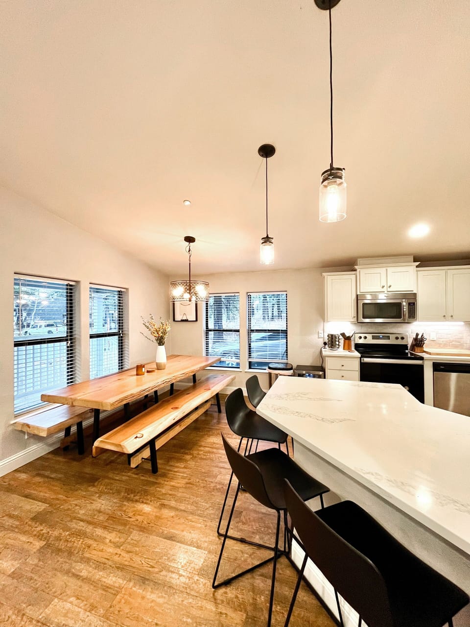 Spacious dinning area that sits 8 comfortably 