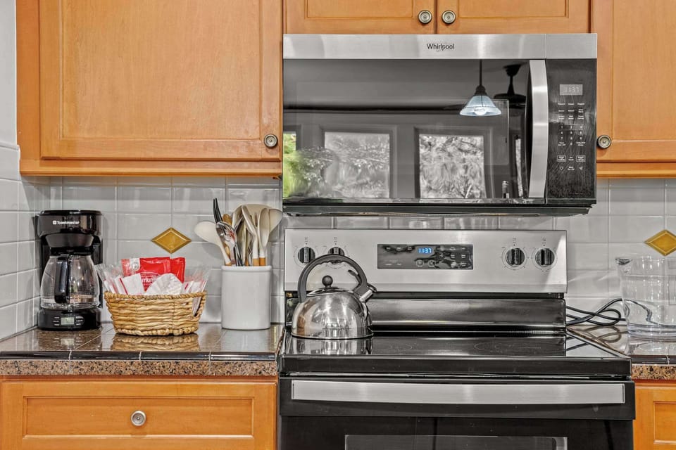 Start your day with some good coffee, cook together, and unwind with drinks in the evening.