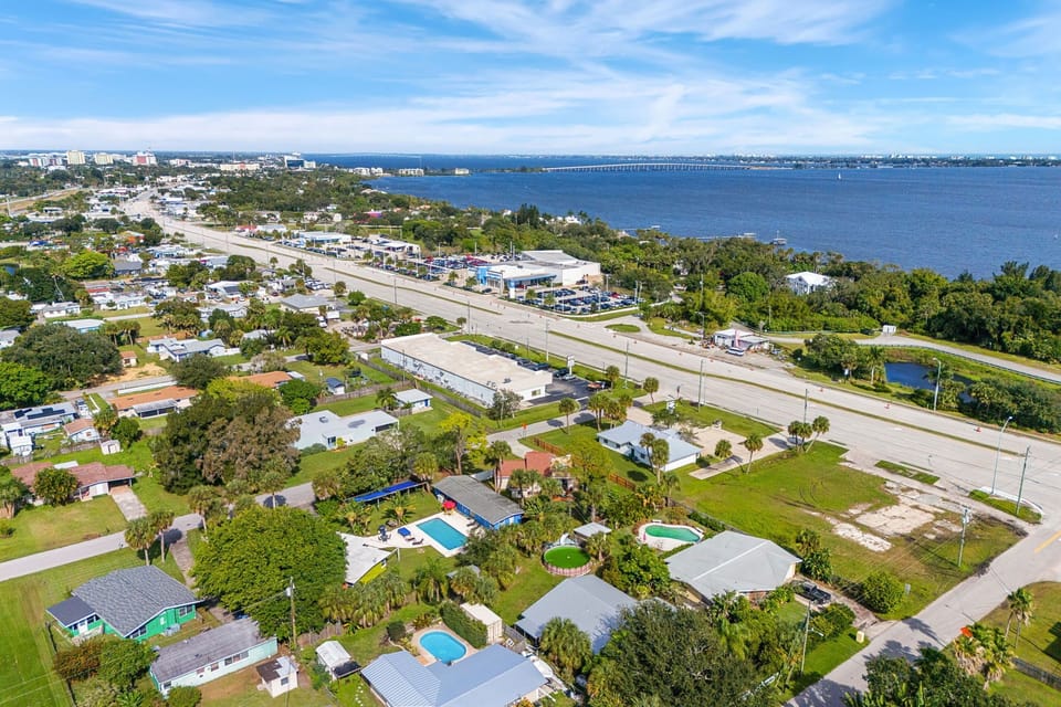 Located close to local shops, activities, and restaurants!