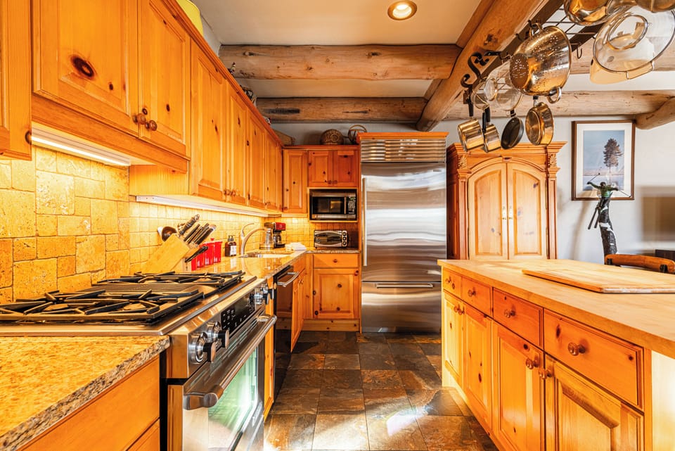 Fully‑Equipped Kitchen & Breakfast Bar — Everything you need to whip up meals or après‑ski snacks.