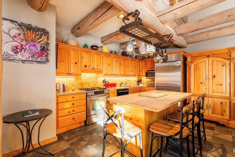 Fully‑Equipped Kitchen & Breakfast Bar — Everything you need to whip up meals or après‑ski snacks.