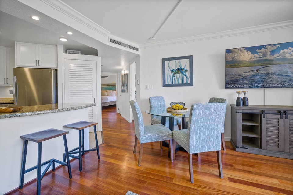 Enjoy your meals at the elegant glass dining table, or grab a quick snack at the bar seating area. Perfect for family meals