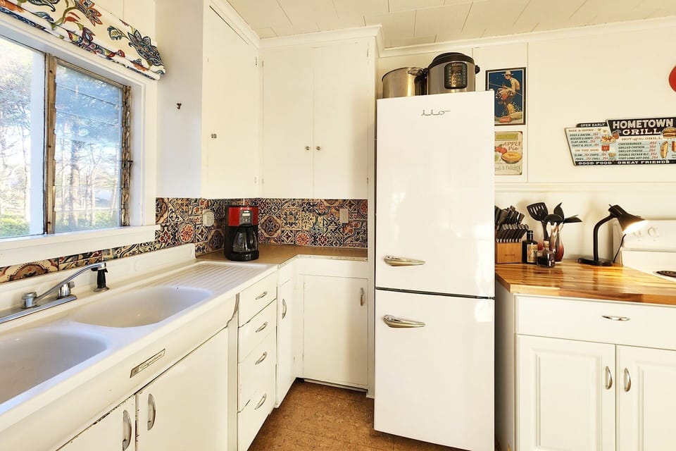 Vintage feel to this cute kitchen.