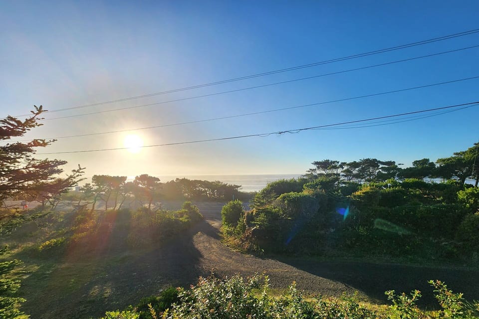 Views of the Pacific Ocean can be seen from the deck.