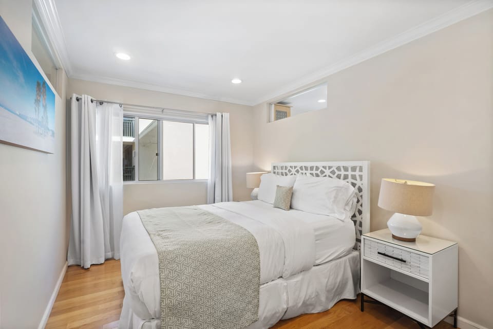 Wake up to "peek-a-boo" ocean views from your Queen bed.