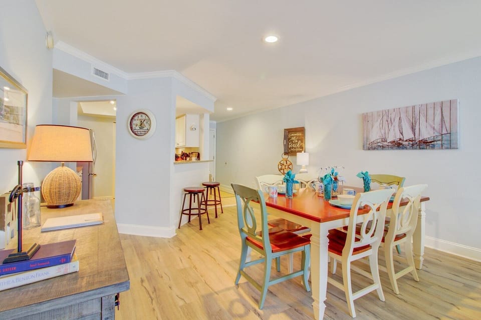 Dining table with seating for 6. (405 Yacht)