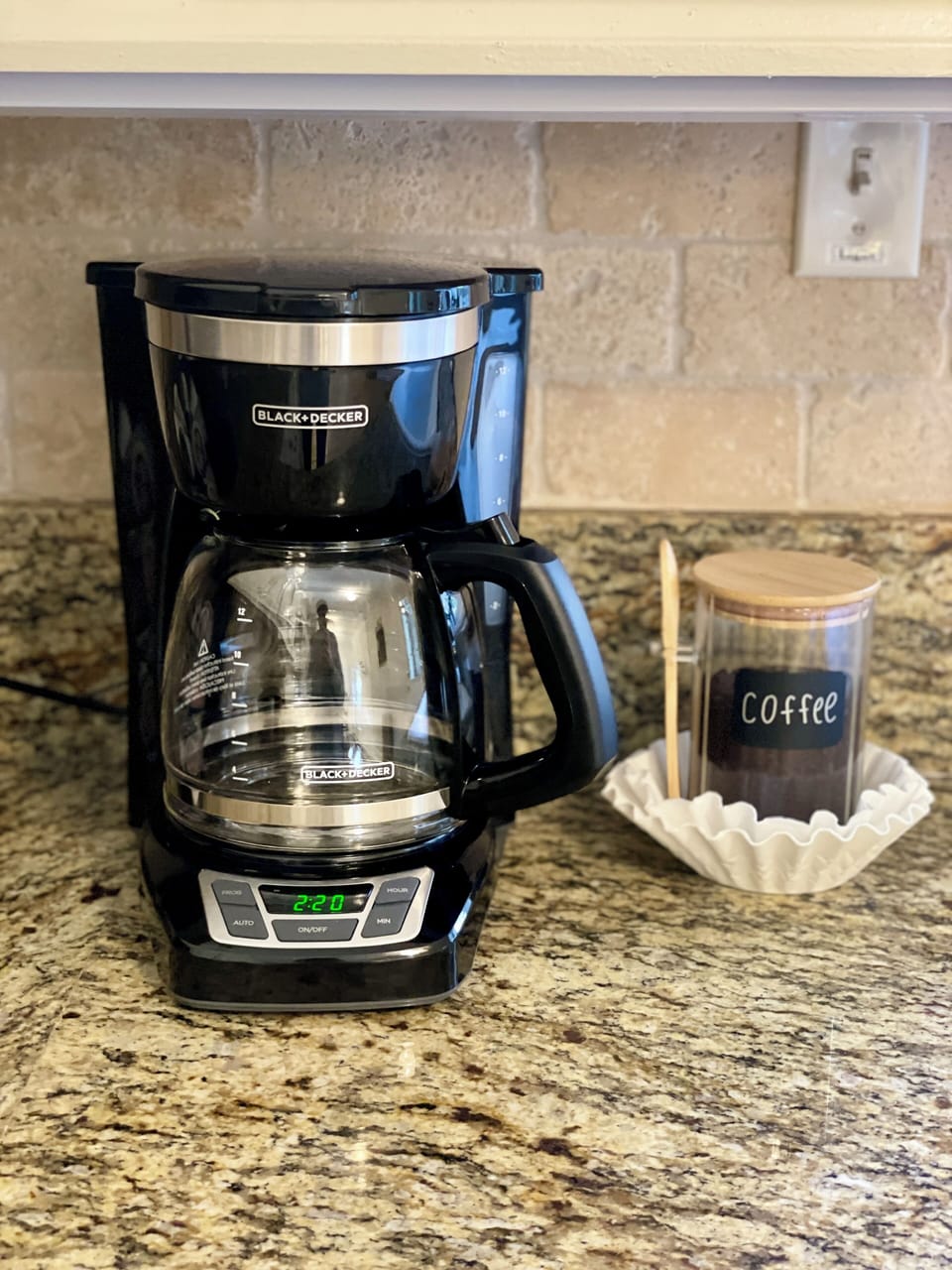 Drip coffee maker with freshly ground coffee and coffee filters