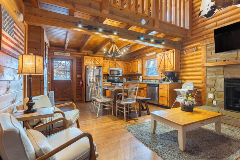 Pigeon Forge Perch's cozy living area