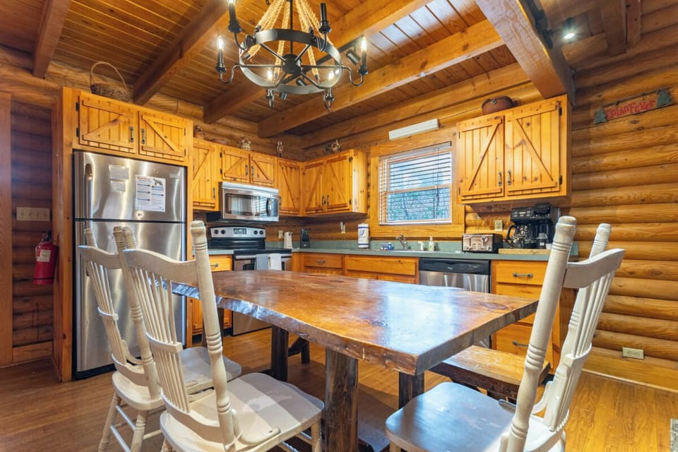Pigeon Forge Perch's inviting dining area
