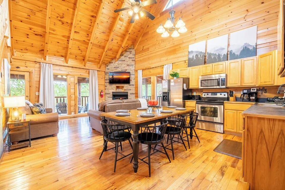 Bear Bottoms Cabin's inviting dining area