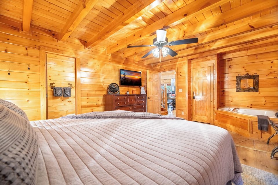 One of Bear Bottoms Cabin's comfy bedrooms