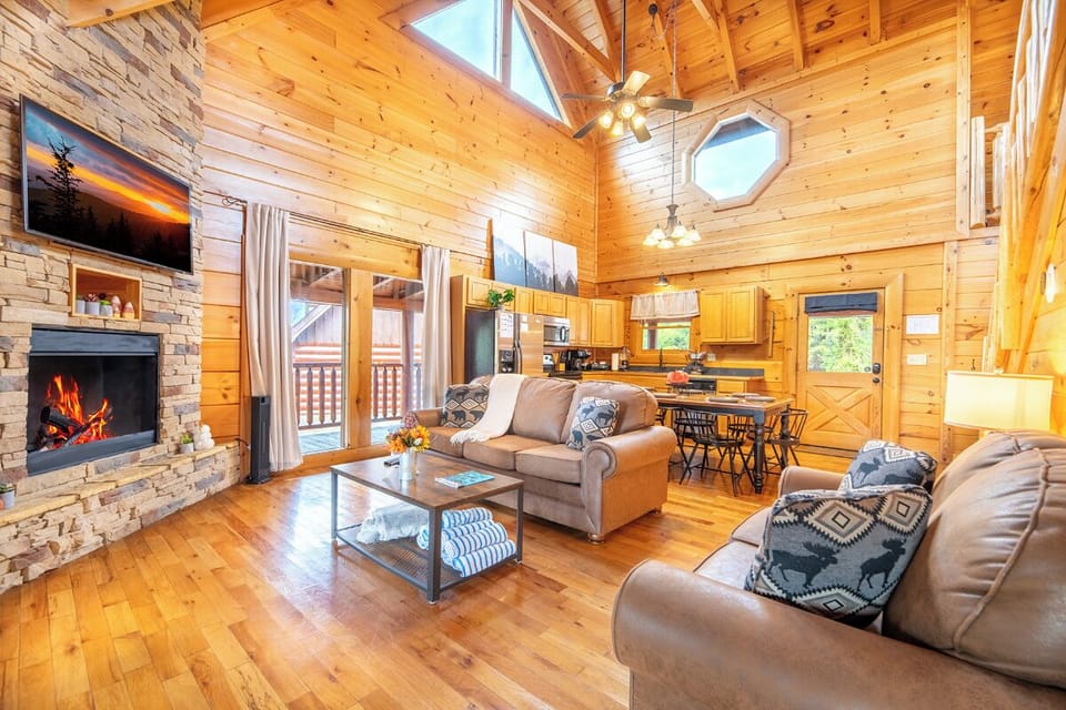 Bear Bottoms Cabin's cozy living area