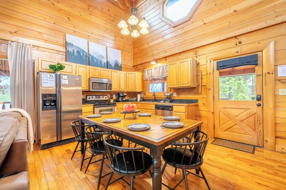 Bear Bottoms Cabin's inviting dining area