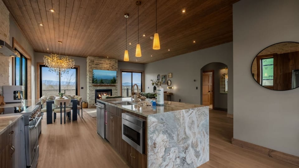 Four Bedroom Sleeps 12 Game Room Indoor Pool and Hot Tub with Gr