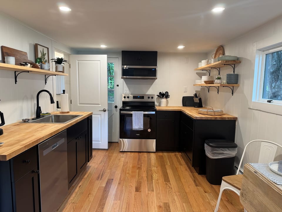 Eat-in kitchen w/ dishwasher