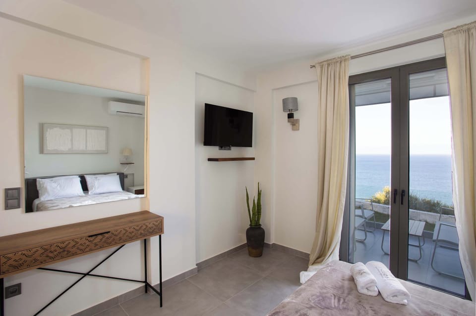 Bedroom with Desk Space and Glass Doors to the Balcony
A bright and functional room with workspace and direct outdoor access.