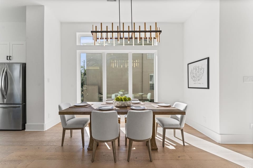 Lovely 6-8 seat dining connecting kitchen and living