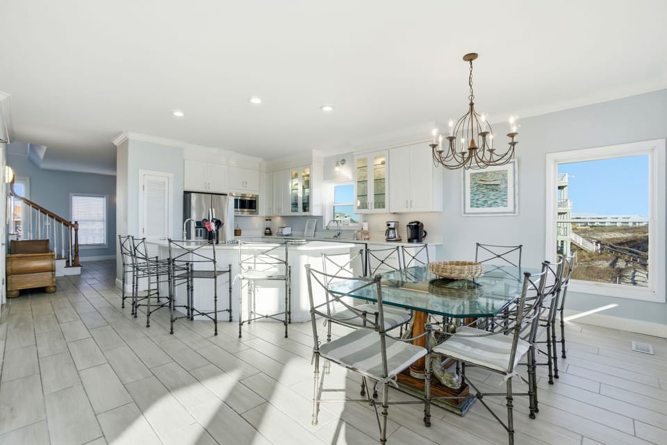 Open Concept Dining & Kitchen Area