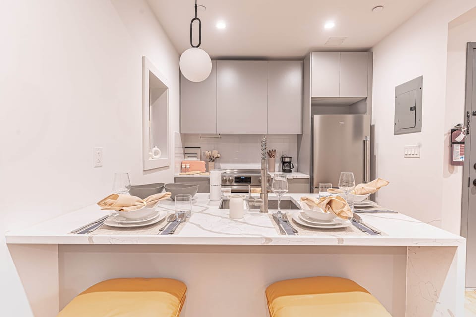 Fully equipped kitchen and dining bar, perfect for home‑cooked meals in Bushwick.